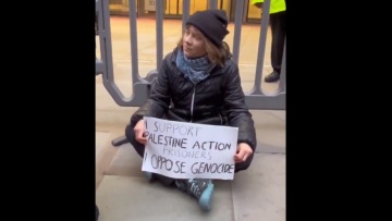 Η Γκρέτα Τούνμπεργκ συνελήφθη σε διαδήλωση υπέρ των Παλαιστινίων στο Λονδίνο