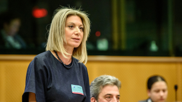 Η Μαρία Καρυστιανού στην πυρόσφαιρα της πολιτικής: Τα γκάλοπ, τα πρόσωπα, οι αντιδράσεις