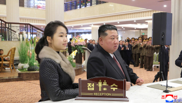 Ο Κιμ Γιονγκ Ουν περιοδεύει σε ξενοδοχεία μαζί με την κόρη του, μιλάει για «οικονομική πρόοδο»