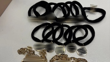 Συνελήφθη 65χρονη ιδιοκτήτρια καταστήματος στο Κολωνάκι, πουλούσε «μαϊμού» προϊόντα για επώνυμα