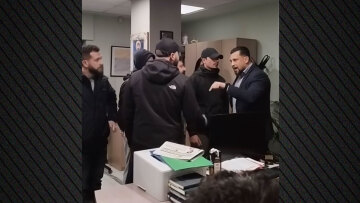 Μέλη του Ρουβίκωνα εισέβαλαν στο δημαρχείο Ηλιούπολης - «Τσαμπουκάδες και τραμπουκισμοί δεν περνάνε», τους είπε ο δήμαρχος