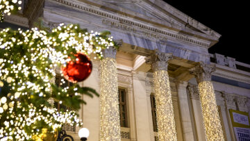 Χριστούγεννα στον Πειραιά: Μια γιορτή γεμάτη φως δίπλα στη θάλασσα