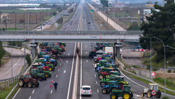 Ξεκινά η έξοδος των Χριστουγέννων με τα μπλόκα στις εθνικές: Δύο λωρίδες ανοίγουν οι αγρότες, θέμα ασφάλειας θέτει η Τροχαία 