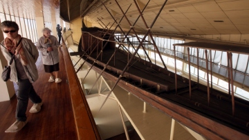 Η ηλιακή λέμβος του Χέοπα θα συντηρηθεί μπροστά στο κοινό του Μεγάλου Αιγυπτιακού Μουσείου