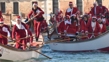 Εκατοντάδες Άγιοι Βασίληδες με γόνδολες πλημμύρισαν το Μεγάλο Κανάλι της Βενετίας, δείτε βίντεο