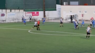 Βίντεο: Διαιτητής πρώτα εμποδίζει τον παίκτη να σκοράρει και μετά τον... αποβάλλει