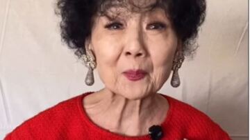 «Η 91χρονη μαμά μου φοράει το ίδιο φόρεμα κάθε Χριστούγεννα εδώ και 46 χρόνια»
