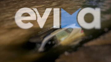 Αυτοκίνητο έπεσε στη θάλασσα στο λιμάνι Νέων Στύρων, σώοι οι τέσσερις επιβαίνοντες