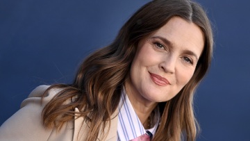 Η 50χρονη Ντρου Μπάριμορ δείχνει τα σημάδια του χρόνου χωρίς μακιγιάζ (βίντεο)