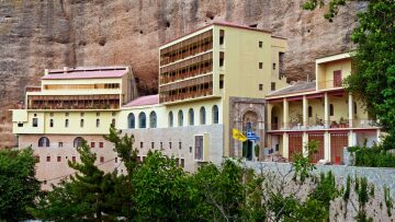 10 μοναστήρια της Ελλάδας: Ιερά καταφύγια πίστης και ιστορίας με το βλέμμα της Φύσης