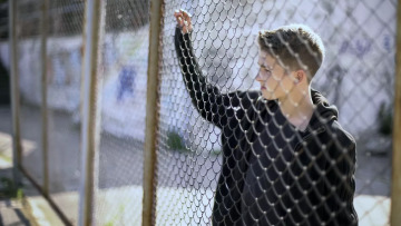 1.200 ανήλικοι ζουν σε ιδρύματα στην Ελλάδα – Το βαθύ τραύμα του εγκλεισμού
