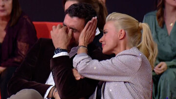 Ο κακός του Παρά Πέντε λύγισε στο reunion και το Twitter συγκινήθηκε: «Έχει πλαντάξει, πρέπει να είναι πολύ ευαίσθητη ψυχή»