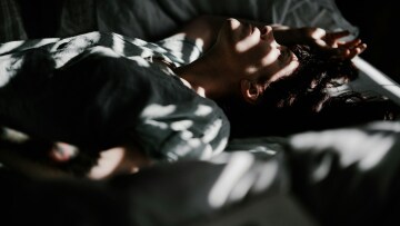 Νιώθετε ενοχές όταν ξεκουράζεστε; Δείτε γιατί συμβαίνει και πώς να το ξεπεράσετε
