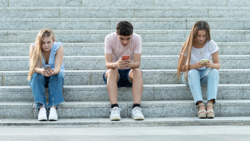 Τι είναι οι zillennials; Η μικρο-γενιά για την οποία κανείς δεν μιλάει