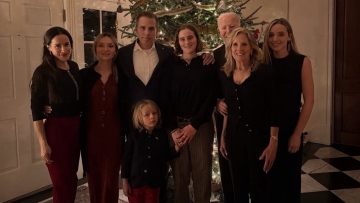 Ο Μπάιντεν δημοσίευσε μια χριστουγεννιάτικη φωτογραφία που μόλις διακρίνεται: «Πού είναι ο Τζο;»