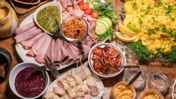 Τα πιο ιδιαίτερα παραδοσιακά φαγητά των Χριστουγέννων: Ρέγγα με... κανέλα στη Δανία, καυτερό κοτόπουλο στιφάδο στην Αιθιοπία και λαχανικά στην Φινλανδία