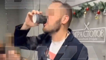 Σε κρίσιμη κατάσταση 38χρονος που ήπιε κοκτέιλ με υγρό άζωτο σε χριστουγεννιάτικη γιορτή στη Μόσχα, δείτε βίντεο