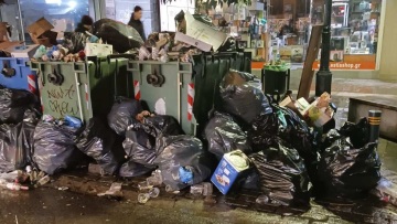Γέμισαν σκουπίδια οι δρόμοι της Θεσσαλονίκης μετά τη γιορτή για την παραμονή των Χριστουγέννων: Σεβαστείτε την πόλη, το μήνυμα του δήμου