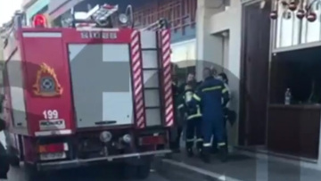 Φωτιά στο εστιατόριο του Άλεκ Πίτερς στο Μικρολίμανο, δείτε βίντεο