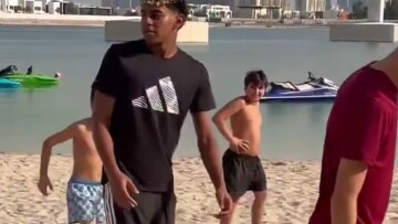 Βίντεο: Ο Λαμίν Γιαμάλ έκανε το καλύτερο δώρο Χριστουγέννων σε μια παρέα πιτσιρικάδων παίζοντας μπάλα μαζί τους