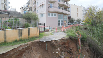 Κακοκαιρία στην Αττική: Καθίζηση 10 μέτρων στο ρέμα της Πικροδάφνης, σε κατάσταση έκτακτης ανάγκης ο Άγιος Δημήτριος 
