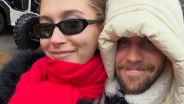 Ο Τζάστιν Μπίμπερ ευχήθηκε για τα Χριστούγεννα στην αγκαλιά της Χέιλι