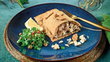 Γιορτινό φιλέτο λαβράκι με προσούτο και κρούστα ξηρών καρπών - βήμα βήμα από τη Μάγκυ Ταμπακάκη