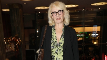 Θέμις Μπαζάκα: Δεν ξέρω αν με φοβίζει ο θάνατος, με φοβίζει η ανημπόρια