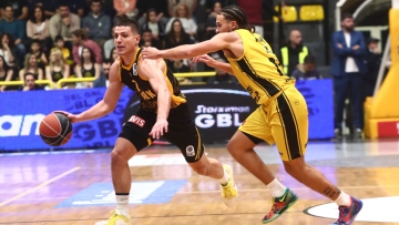 Αθλητικές μεταδόσεις: Πού θα δείτε σήμερα ΑΕΚ-Αρης στο μπάσκετ και τo γεμάτο πρόγραμμα τη Premier League
