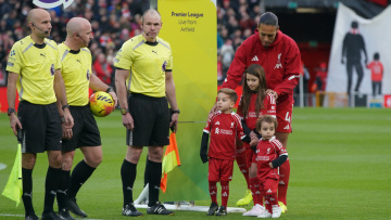 Ρίγη συγκίνησης στο Άνφιλντ: Τα παιδιά του Ντιόγκο Ζότα συνόδευσαν τους παίκτες της Λίβερπουλ και της Γουλβς