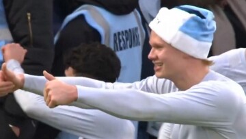 Σε Χριστουγεννιάτικη διάθεση ο Χάαλαντ: Πήρε ένα σκουφί Άγιου Βασίλη και πανηγύρισε τη νίκη της Σίτι κόντρα στην Νότιγχαμ