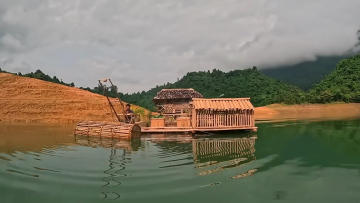 Ούτε ρεύμα, ούτε μηχανήματα: Ένας άντρας έχτισε ένα αυτόνομο πλωτό χωριό σε μια απομακρυσμένη λίμνη