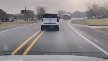 ΗΠΑ: SUV συγκρούστηκε με νταλίκα όταν ο οδηγός αποκοιμήθηκε στο τιμόνι, δείτε βίντεο