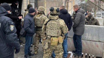 Η υπηρεσία καταπολέμησης της διαφθοράς της Ουκρανίας κατηγορεί βουλευτές για δωροδοκίες, έφοδοι σε κυβερνητικά γραφεία
