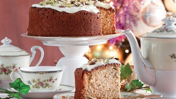 Βασιλόπιτα κέικ με φιστίκια και γλάσο λευκής σοκολάτας