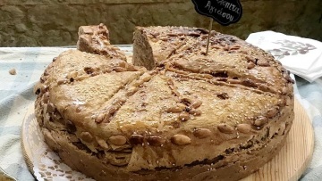 Πώς φτιάχνεται η εμβληματική βασιλόπιτα της Aγιάσου – Η συνταγή