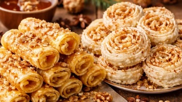 Δίπλες και ξεροτήγανα: Πώς φτιάχνουμε τα παραδοσιακά γλυκά των γιορτών