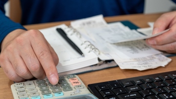 Έως 31 Δεκεμβρίου φόροι, ΕΝΦΙΑ και τέλη κυκλοφορίας: Οι αλλαγές στη φορολογική κλίμακα για το 2025 