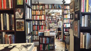 5 γοητευτικά βιβλιοπωλεία στο Λονδίνο με εξαιρετικές ταξιδιωτικές συλλογές
