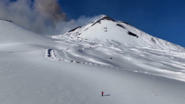 Η χιονισμένη Αίτνα «βρυχάται» την ίδια ώρα που σκιέρ κατεβαίνουν τις πλαγιές της, δείτε βίντεο