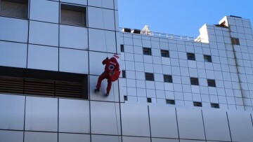 Βίντεο: Ο Άγιος Βασίλης κατέβηκε με… σχοινιά στην παιδιατρική κλινική του νοσοκομείου Βόλου
