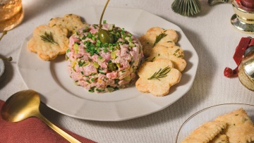 Μοσχαρίσιο ταρτάρ με σπιτικά πικάντικα κράκερ
