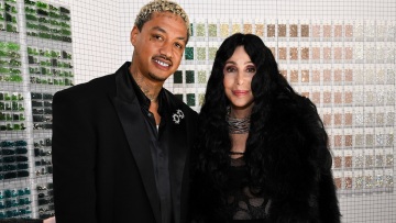 Cher: Παντρεύεται στα 80α γενέθλιά της με τον κατά 40 χρόνια νεότερο σύντροφό της;
