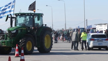 Οι αγρότες Αιτωλοακαρνανίας έκλεισαν την Ιόνια Οδό στο ύψος του Αγγελοκάστρου, αποκλείουν παρακαπτήριους σε Μπράλο και Νίκαια