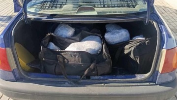 Εντοπίστηκαν 28 κιλά κάνναβης σε πορτ μπαγκάζ αυτοκινήτου στην Καστοριά, τρεις συλλήψεις