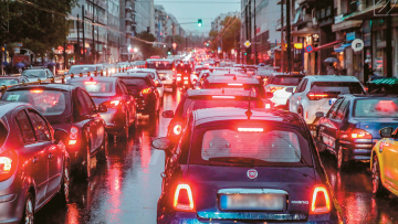Κολλημένοι στην κίνηση: Καλύτερα με τα πόδια, ρεκόρ... ταλαιπωρίας στις γιορτές