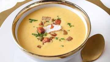 Αρωματική κοτόσουπα αυγοκοφτή από την Κρύστη Καραγιώργου