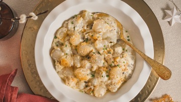 Κρεμμυδάκια σε γιορτινή λευκή σάλτσα με αρωματικό εστραγκόν
