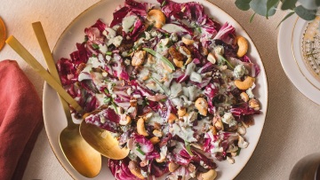 Σαλάτα με ραντίτσιο, κάσιους και dressing με blue cheese
