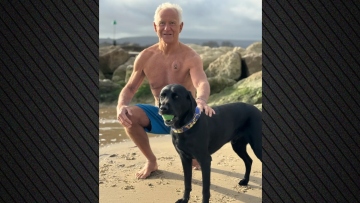 Σκύλος ήρωας έσωσε τον ιδιοκτήτη του που κατέρρευσε σε άδεια παραλία, πώς κατάφερε να φωνάξει βοήθεια